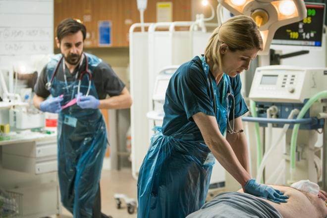 Cath Hardcare muuttuu Allyksi, traumalääkäriksi, jonka pitää osata hoitaa traumapotilaita. KUVA: Mark Mainz