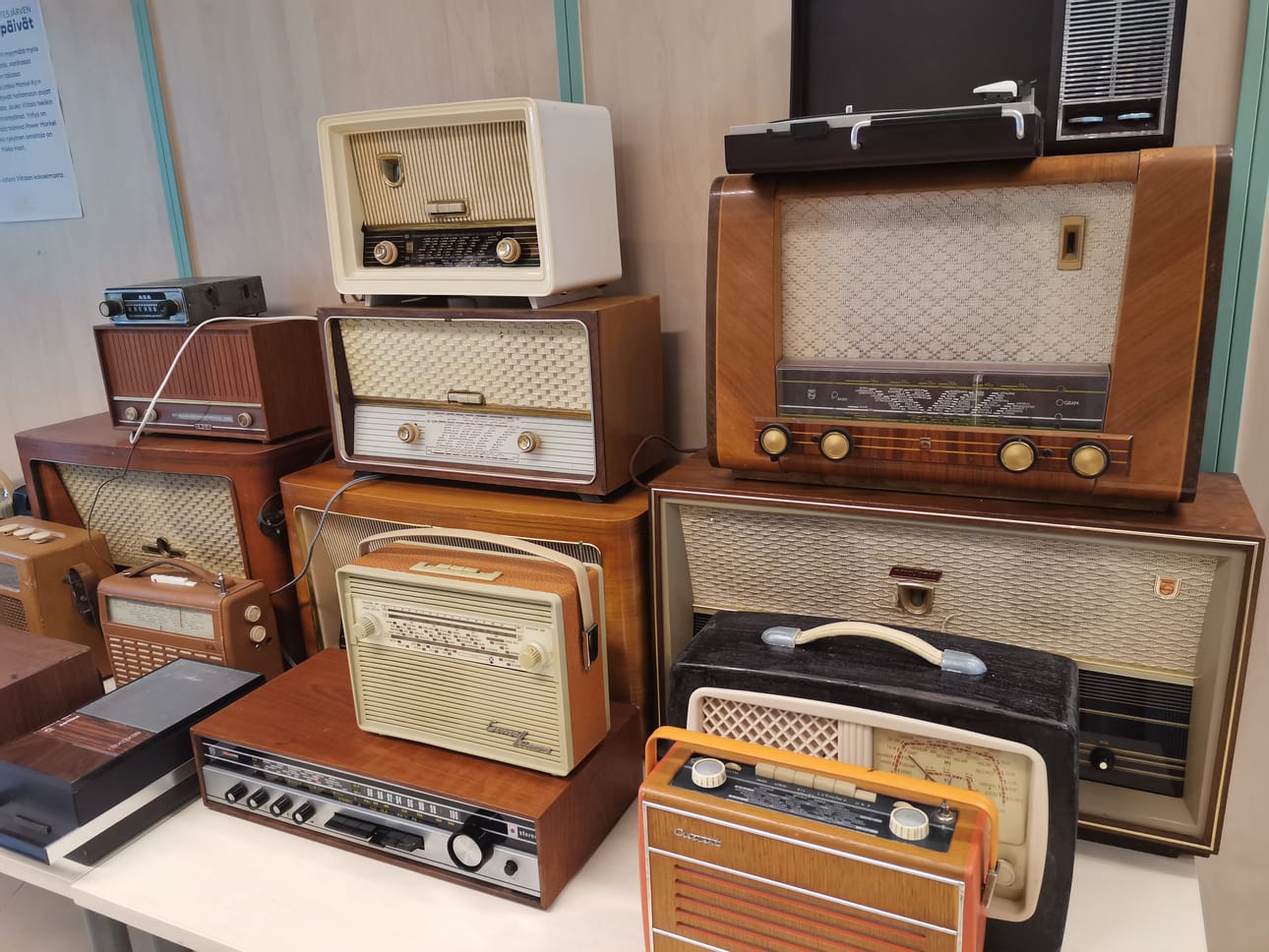 Kortesjärven kirjaston kesänäyttelynä Suvipäivistä alkaen heinäkuun loppuun on T:mi Tauno Viitalan Vanhat Radiot.