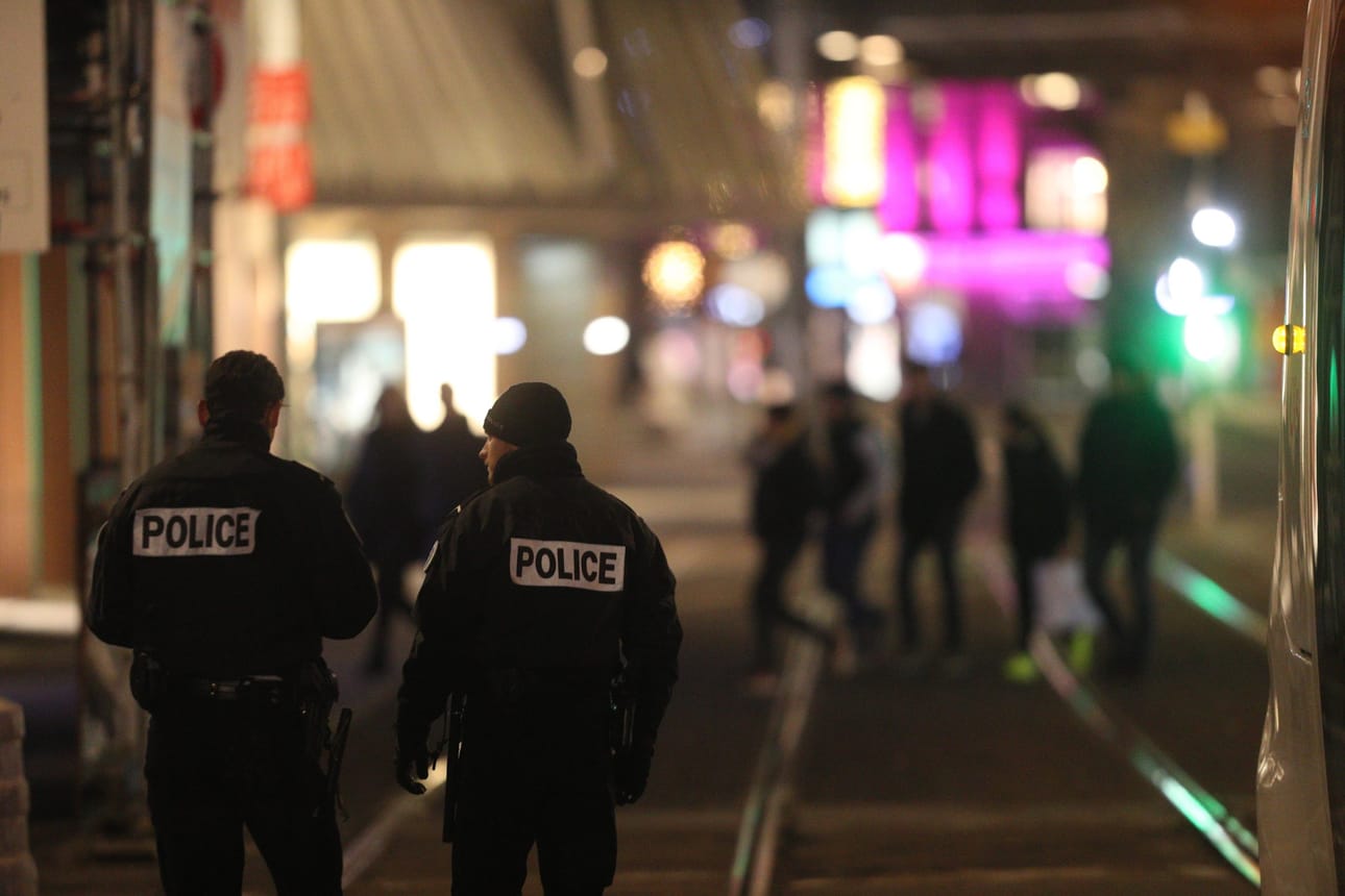 Poliisit seisoivat tiistai-iltana lähellä ammuskelun tapahtumapaikkaa.