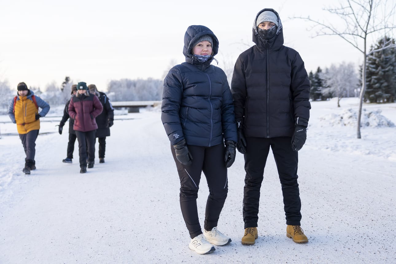 Mika Heiskasella on kerrospukeutuminen hanskassa, Katri Matinlauri katuu sitä, ettei omista talvihousuja.