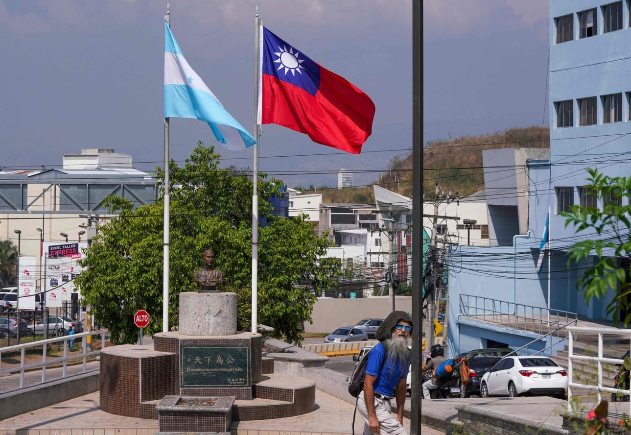 Hondurasin ja Taiwanin liput liehuivat pääkaupungissa Tegucigalpassa. Honduras katkaisi maaliskuun lopulla suhteet Taiwaniin. LEHTIKUVA/AFP
