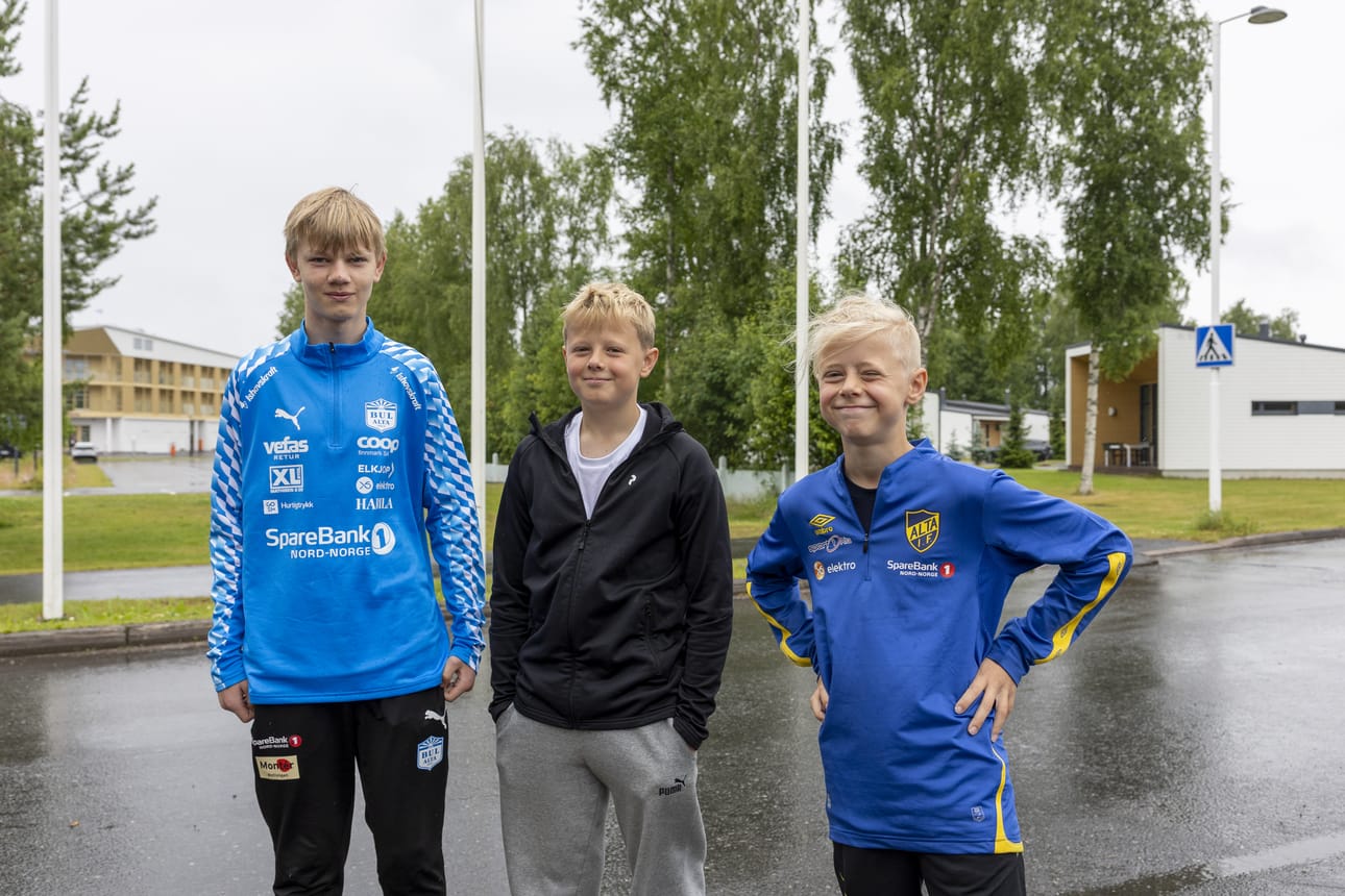 Kisakatsomosta kuuluu löytyä herkkuja. Simen Hoaas, Brynjar Irgens ja Erlent Irgens kertovat, että sunnuntain ja maanantain välisenä yönä hereillä pitivät skitlesit ja sipsit.
