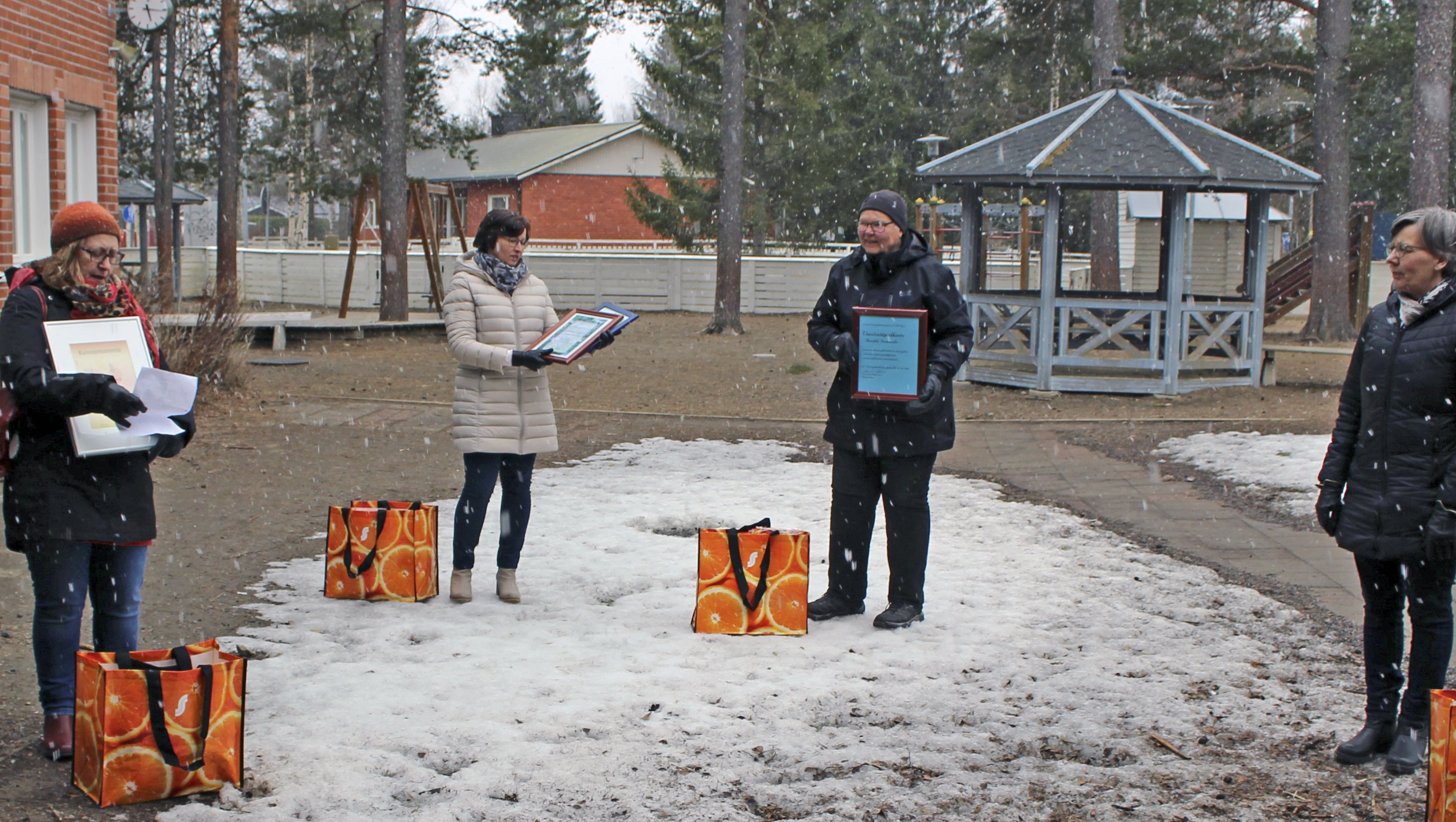 Terveydenhoitaja Annikki Törmäsen vuosien mittaan saamat kunniakirjat ja tunnustukset saivat uuden kodin, kun Sinikka Ilmonen (Limingan seurakunta), Mari Viljas (Limingan kunta), Ulla-Maija Lumme (Partiolippukunta Niittykärpät) ja Marjo Junttola (Limingan seurakunta) ottivat vastaan tunnustuksia terveyden edistämisen saralla.
