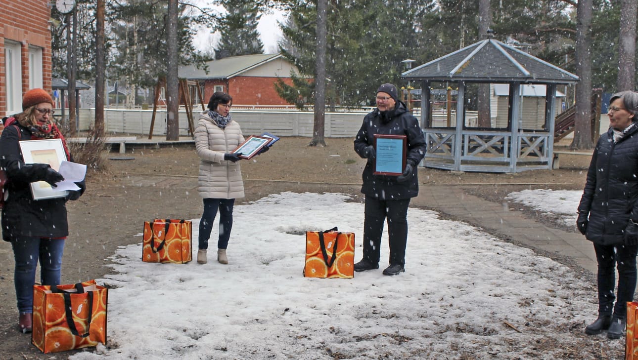 Terveydenhoitaja Annikki Törmäsen vuosien mittaan saamat kunniakirjat ja tunnustukset saivat uuden kodin, kun Sinikka Ilmonen (Limingan seurakunta), Mari Viljas (Limingan kunta), Ulla-Maija Lumme (Partiolippukunta Niittykärpät) ja Marjo Junttola (Limingan seurakunta) ottivat vastaan tunnustuksia terveyden edistämisen saralla.