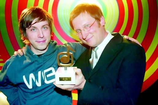 Ohjaaja Tommi Pietiläinen vastaanotti Helsingissä perjantaina Kultaisen Muuvi -palkinnon The Crash yhtyeen videosta Still Alive. Pietiläisen vierellä The Crashin Teemu Brunila.