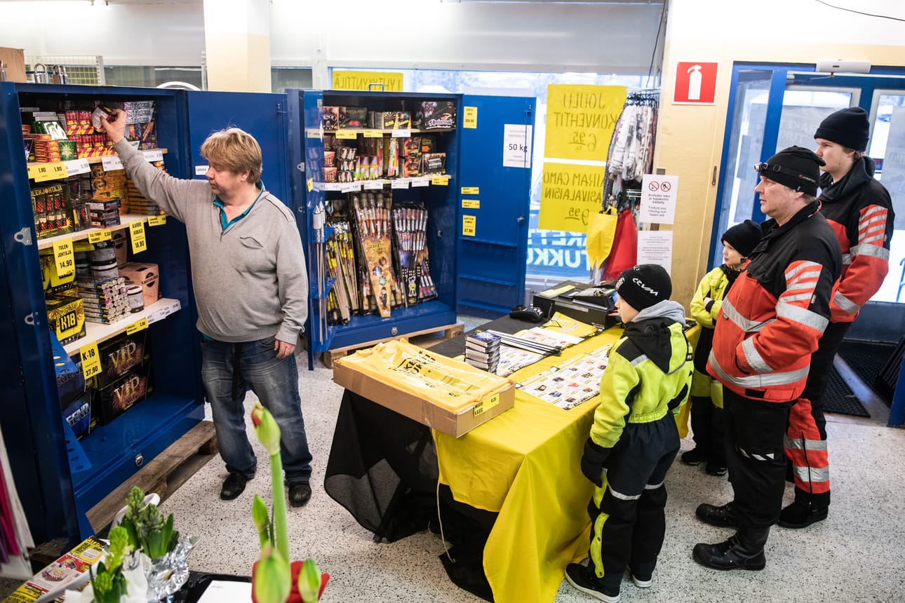 Minimarket Taivalkosken myymäläpäällikkö Jani Arminen kertoo, että padat myyvät ilotulitteista eniten. Eemeli, Lucas, Reijo ja Ossian Turpeinen ostivat oikeaoppisesti ilotulitteiden lisäksi myös suojalasit.