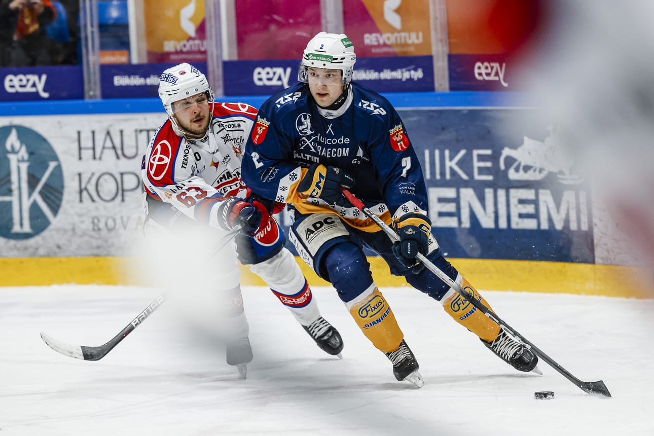 Imatran Ketterä tasoitti puolivälieräsarjan otteluvoitot 1–1:een. RoKin Jaako Manninen katseli voittomaalia jäähyaitiosta.