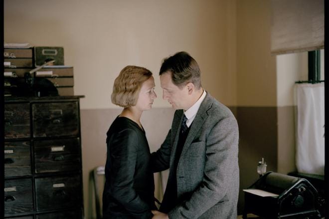 Nuoren Astrid Lindgrenin (Alba August) skandaalinkäryinen romanssi esimieheensä ajaa hänet pakosalle kotikylästään.