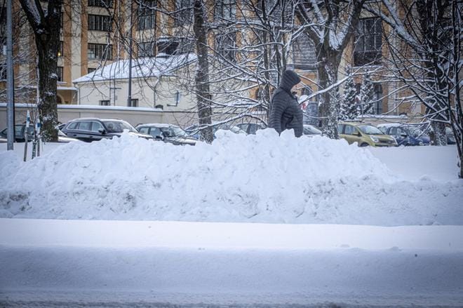 Vaasan keskustan katujen reunat täyttyvät lumesta. Kuva: Paula Kaskimaa