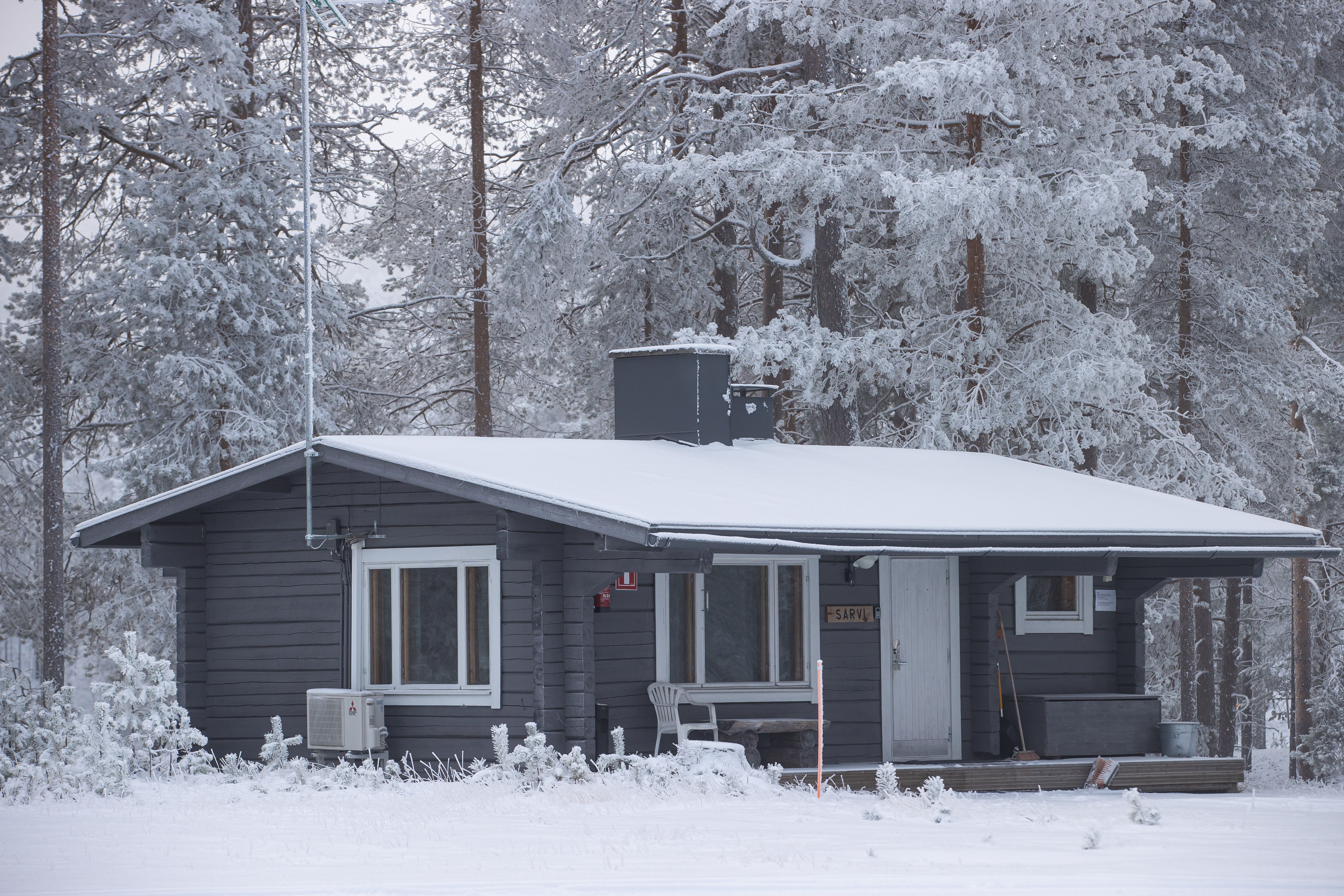 Osassa mökeistä on ilmalämpöpumppu. Tämän mökin tilalle suunnitelmissa on piirretty majatalo tai huoneistohotelli.