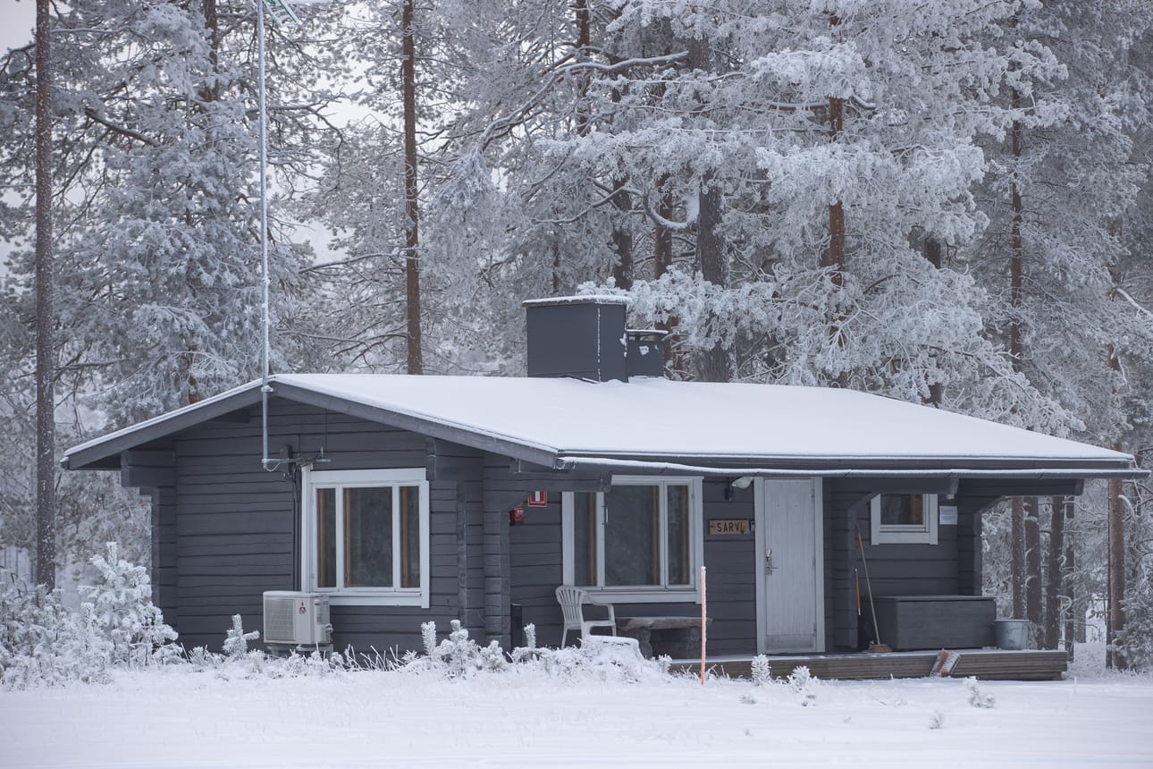 Osassa mökeistä on ilmalämpöpumppu. Tämän mökin tilalle suunnitelmissa on piirretty majatalo tai huoneistohotelli.