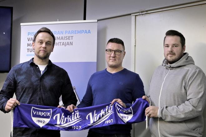 Piristeel Oy:n markkinointijohtaja Jaakko Piri (vas.) ja toimitusjohtaja Petteri Nieminen sekä Virkiän pelinjohtaja Tomi Niskanen odottavat innolla alkavaa Superpesiskautta. Kuva: Antti Vainio