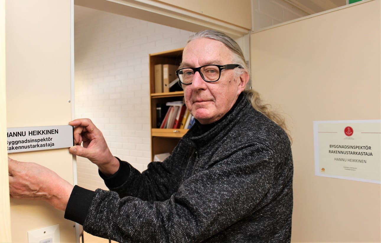 Hannu Heikkinen ottaa nimikylttinsä työhuoneen oven pielestä pois huhtikuun lopussa.