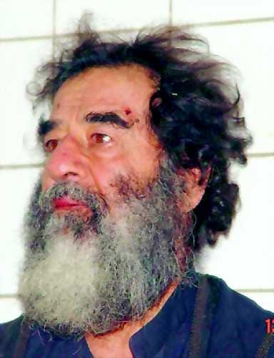 Tuomiolle. Saddam Hussein heti pidätyksensä jälkeen viime joulukuussa.