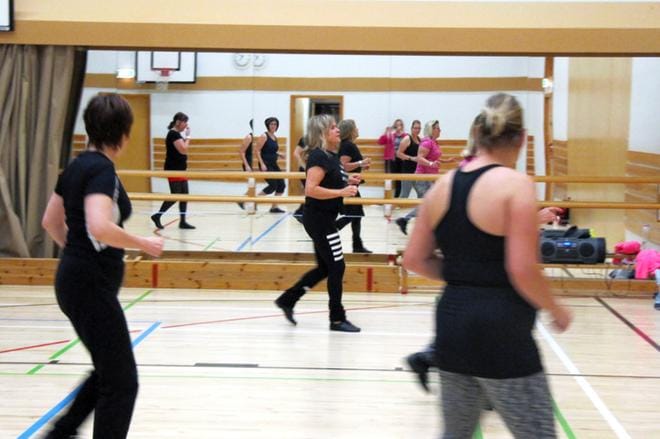 Raili Saaranen ohjaa tanssijoita paritanssin saloihin Länsimetsän koululla Gerbyssä. Tunneilla tanssitaan latinalaistansseja ja perinteisiä lavatansseja, kuten valssia, tangoa ja foxia. Kuva: Pia Timberg