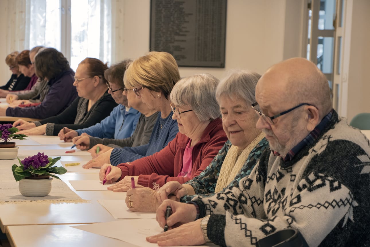 Suomenselän Muisti ry järjesti Aivoviikolla Keskipisteen omaishoitajat ry:n kanssa Aivohoitola-tilaisuuksia. Pyhännän tilaisuus päätettiin reuntouttavaan piirtäsmishetkeen. Reijo Härmän paperiin ilmestyi kyläläisille nostalginen votvotkaiseri, Sirkkä Härmän paperilla kukki jo kesä.