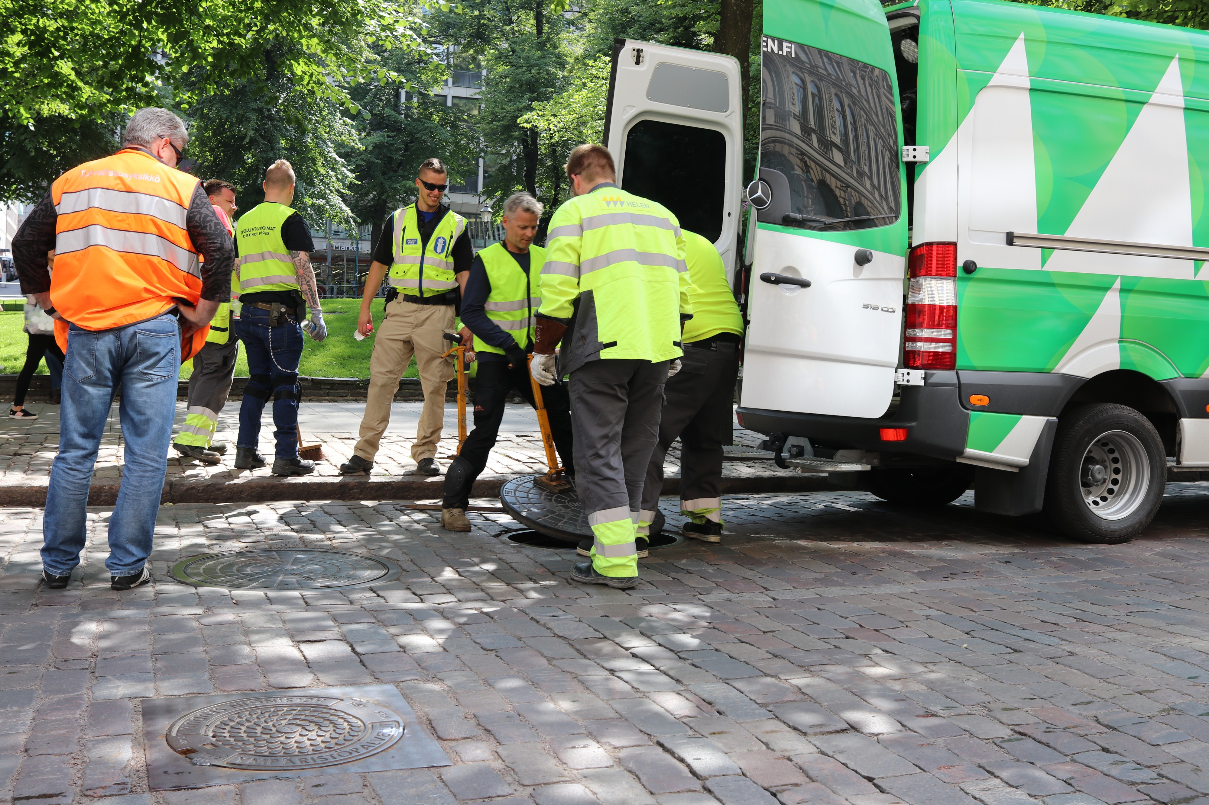 Torstaina iltapäivällä Pohjoisesplanadin kaivonkansia tutki niin poliisin, Puolustusvoimien kuin Helsingin Energian liiveihin pukeutuneita työntekijöitä.