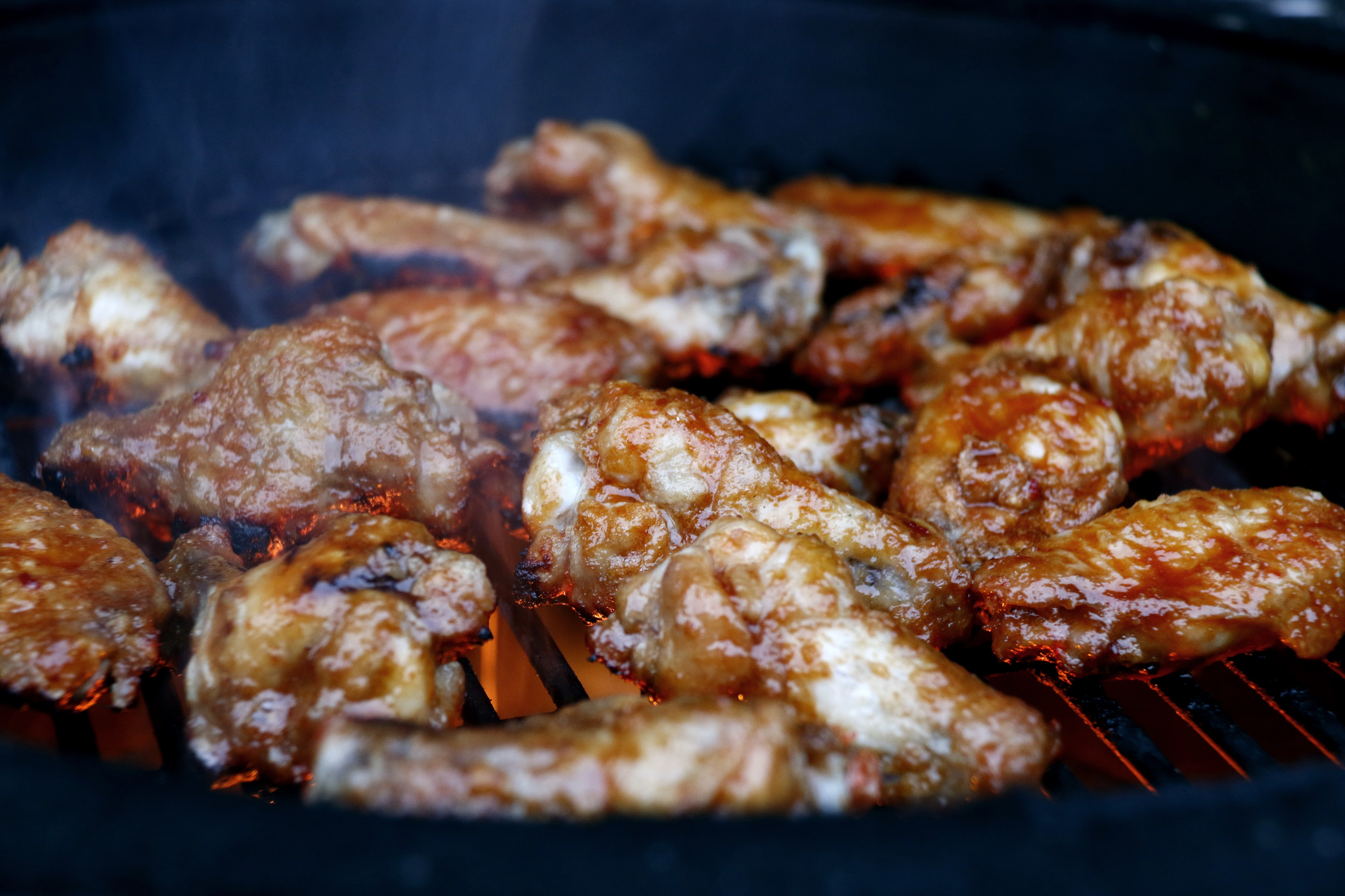 Tuliset kanansiivet valmistuvat helposti, kun kypsennät ne lähes valmiiksi uunissa ja grillaat niihin rapean pinnan.