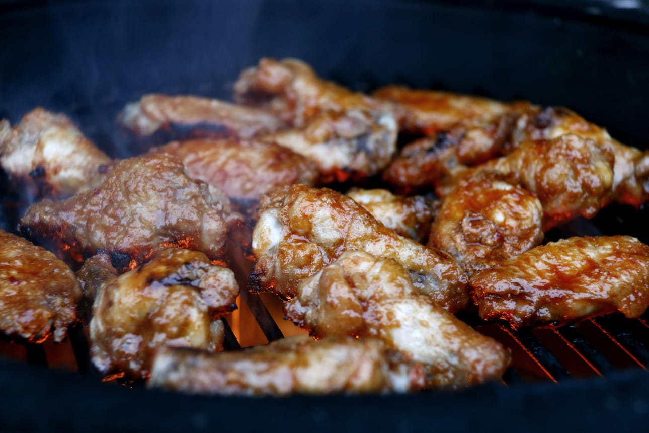 Tuliset kanansiivet valmistuvat helposti, kun kypsennät ne lähes valmiiksi uunissa ja grillaat niihin rapean pinnan.