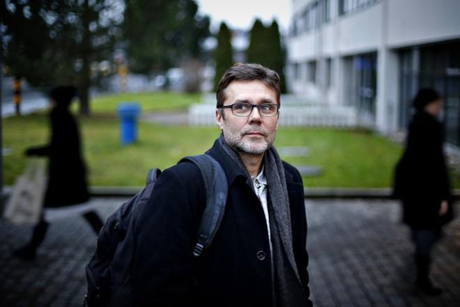 Petteri Pietikäinen näkee merkkejä siitä, että Suomi on luisumassa kohti amerikkalaista kulttuuria, jossa sosiaalisuus ja ulospäinsuuntautunees ovat ihmisen käyttäytymisen normeja. Hulluuden historiasta palkitun kirjan kirjoittanut Petteri Pietikäinen vieraili torstaina Lapualla puhumassa kirjansa teemoista. KUVA: TOMI KOSONEN