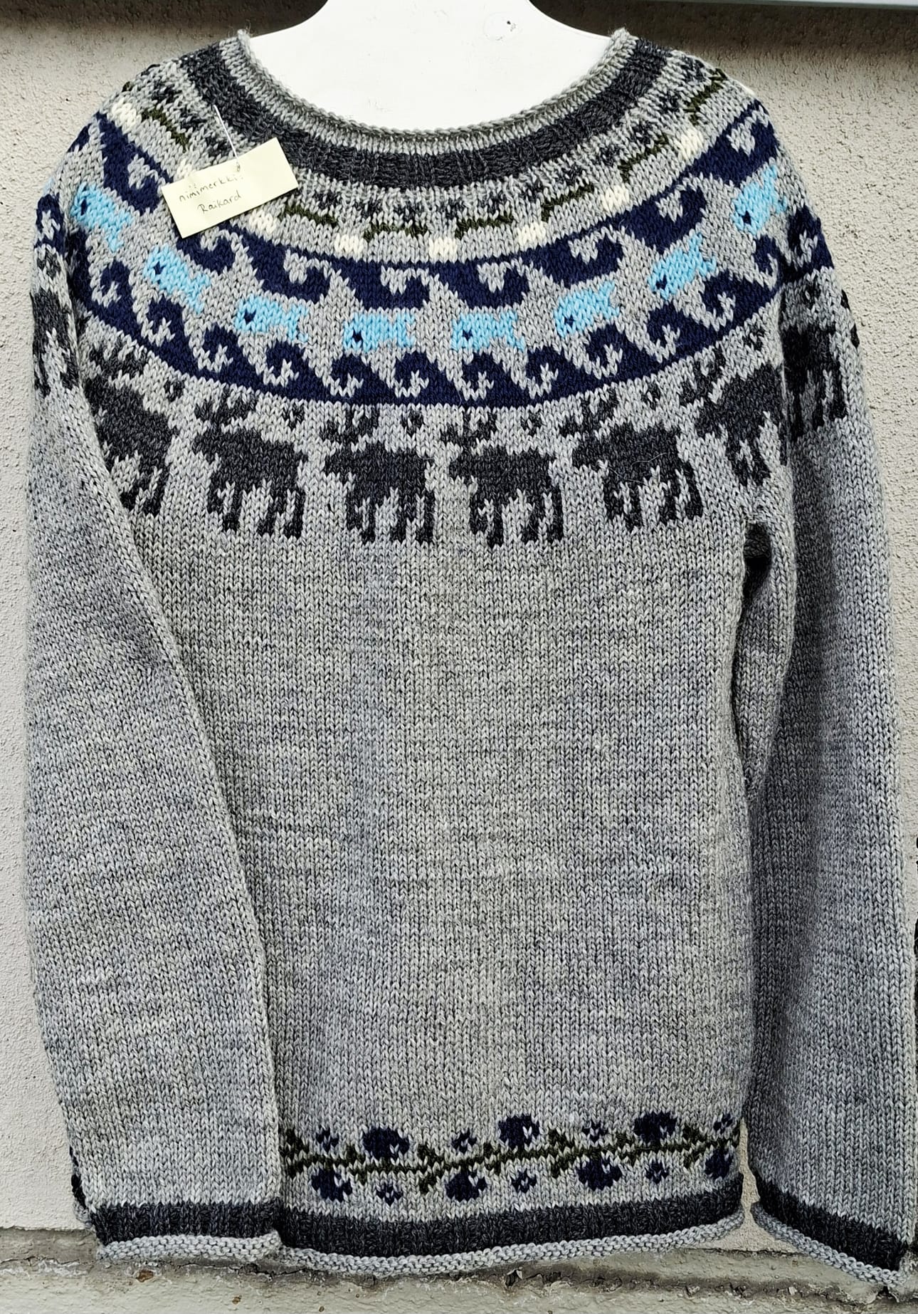 Nykyisin kemiläinen Riikka Rimpisalo kutoi Simon 160 v. juhlavuoden villapaidan.