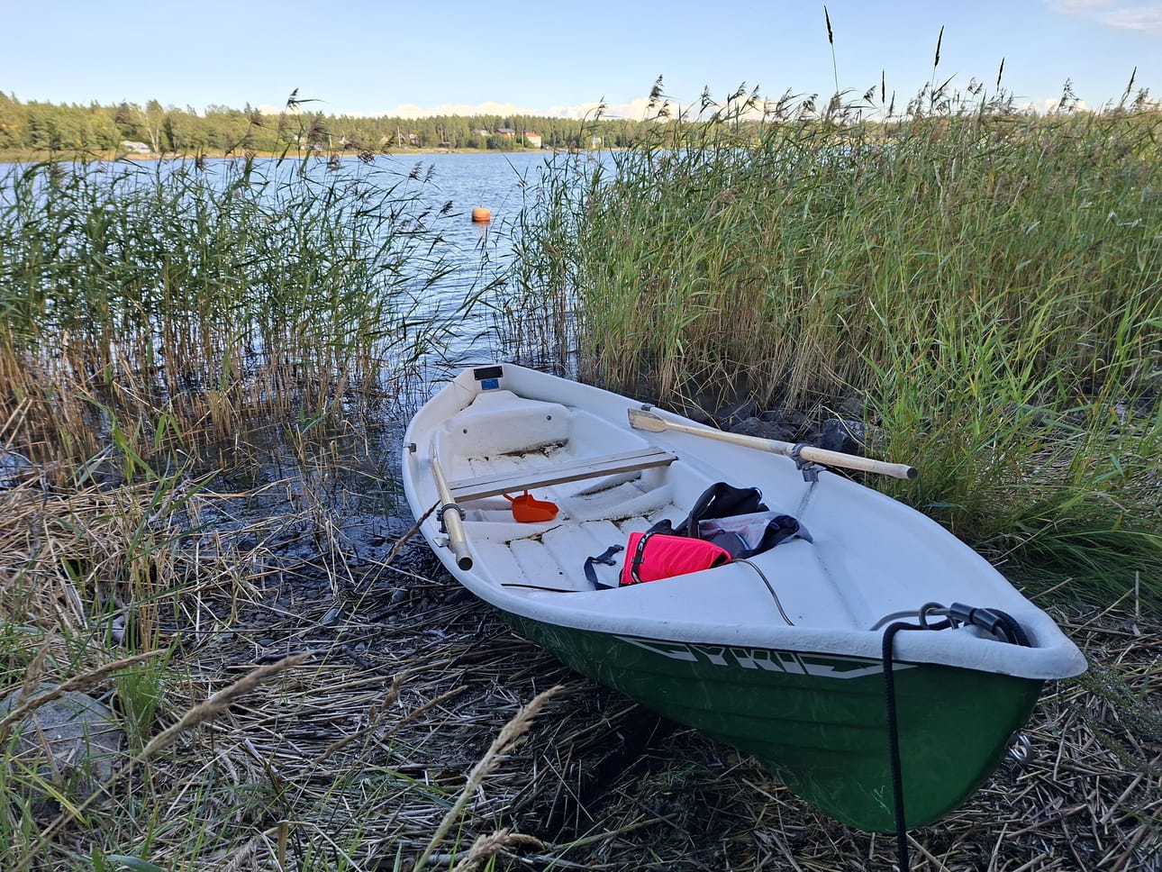 Kaupungin lainavene tuntui vakaalta ja sitä oli kevyt soutaa. Ennen lähtöä veneen lainaaja allekirjoittaa vastuuvapauslomakkeen. Pelastusliivien käyttö on pakollista.