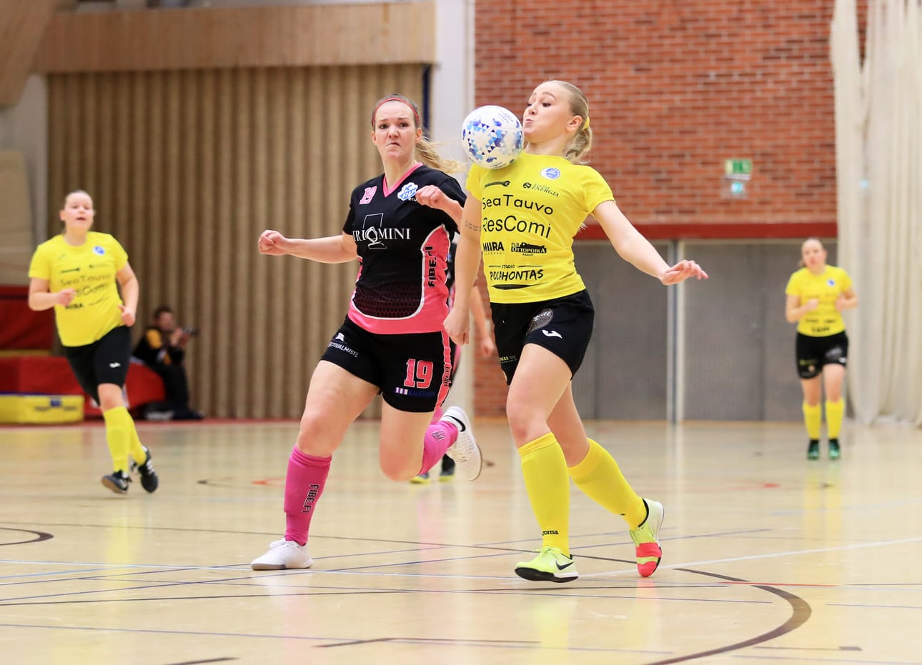 Lauantain ottelu oli tasainen. Raahelaistet olivat taidokkaampia pallonhallinnassa, kuten kuvassa Annika Karhu näyttää.