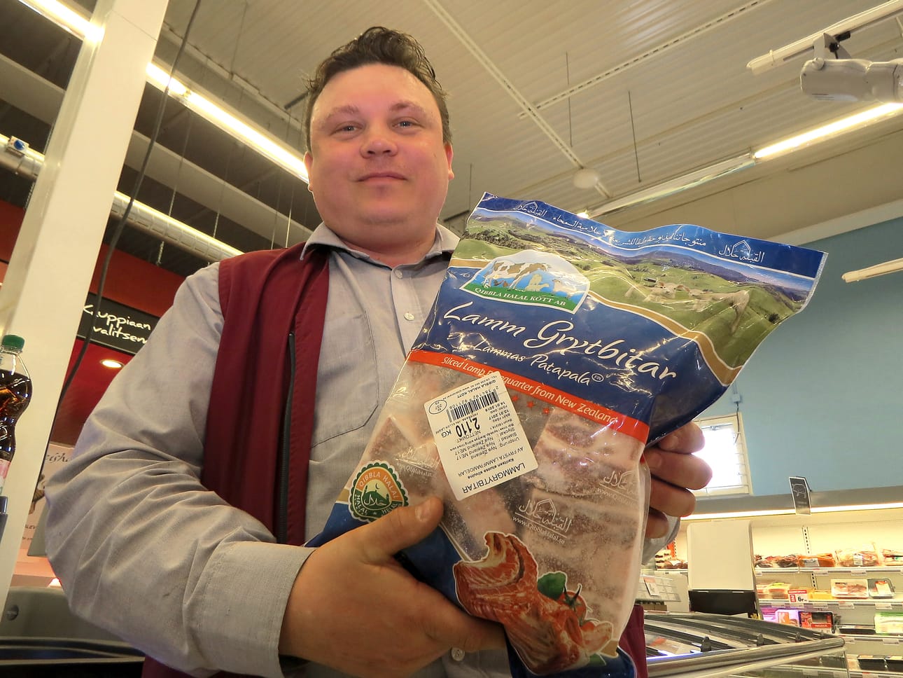 Lammasta itämaiseen tapaan: alkuperä Uusi-Seelanti, pakattu Ruotsissa, näyttää kauppias Tommi Niskanen. Paikalliselle lampaalle kysyntää löytyisi maahanmuuttajien keskuudesta, mikäli se olisi halal-teurastettua.