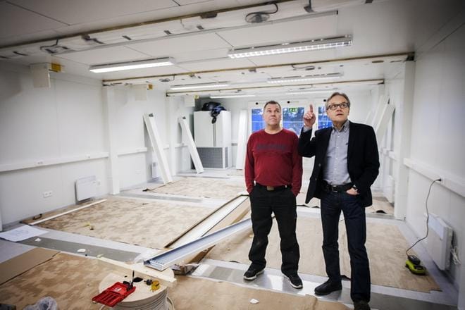 Parakkia rakentava Kari Heinonen ja keskuskoulun rehtori Jorma Kivioja tarkastelevat uutta väistötilaa. Se on noin viikon kuluttua valmis oppilaiden käyttöön. KUVA: JARNO PELLINEN