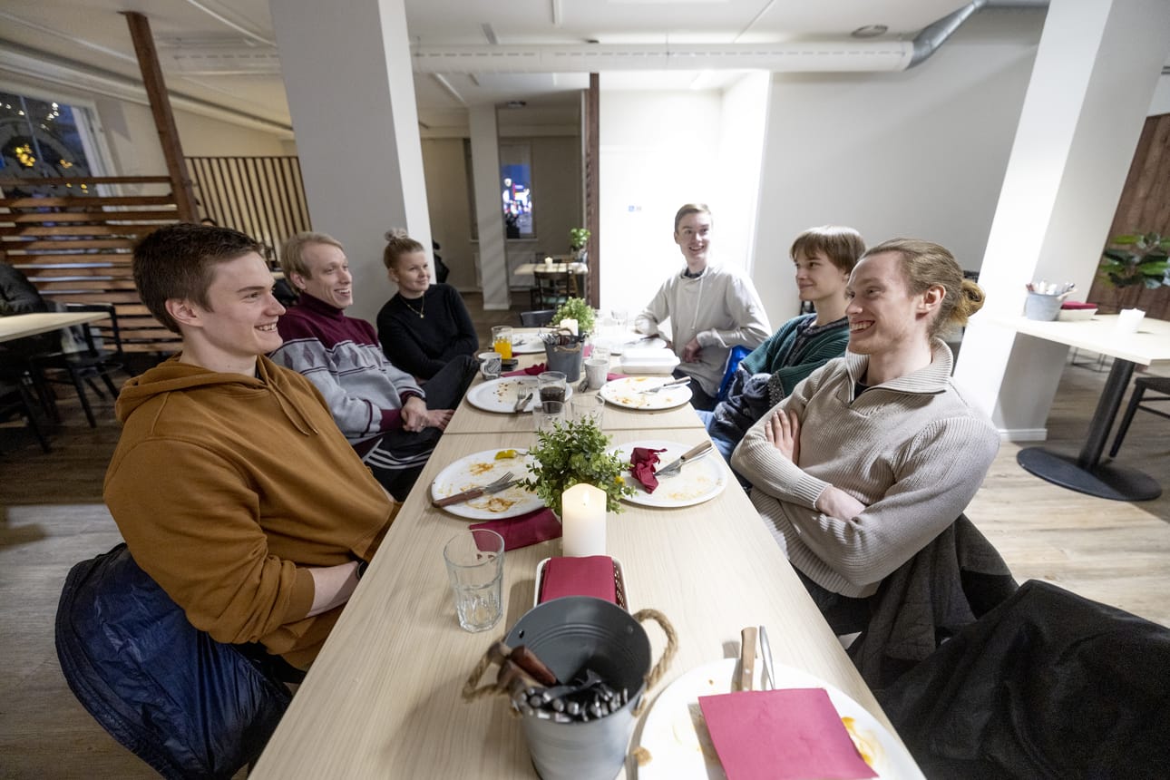 Kebab houkutteli liudan sukulaisjoulua Seinäjoelle viettämään tulleita nuoria kaupungin keskustaan. Yhteistä herkutteluhetkeä olivat jakamassa muun muassa Elias Koski Helsingistä, Sampo Latukka Tampereelta, Riikka Täppinen Tampereelta, Samuel Koski ja Tiitus Koski Helsingistä sekä Luukas Koski Porvoosta. Joukkiosta pari oli jo vetäytynyt loitommas sohvalle ruokaa sulattelemaan.