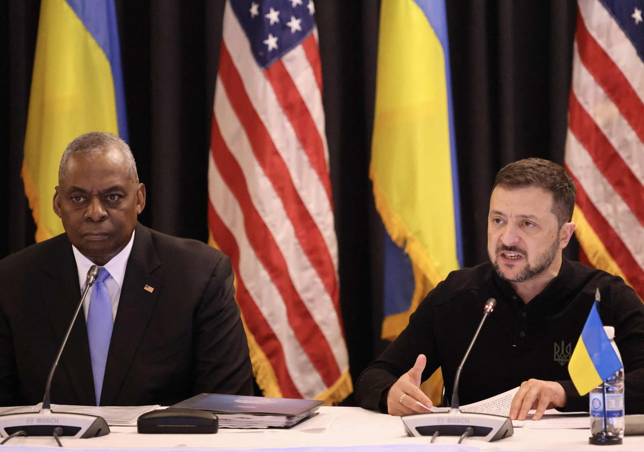 Kokousta isännöivä Yhdysvaltain puolustusministeri Lloyd Austin (vas.) lupasi Volodymyr Zelenskyin (oik.) johtamalle Ukrainalle uutta sotilasapua. LEHTIKUVA/AFP