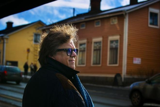 Mikko Alatalo elää nostalgian aikaa ja palaa mielessään ja lauluissaan 70-luvun alkuun, jolloin hän ja Juice Leskinen loivat suomirockin. Tämä tunnelma kaikuu myös Ikkunan Juomalauluillassa lauantaina. Kuva: Minna Antila