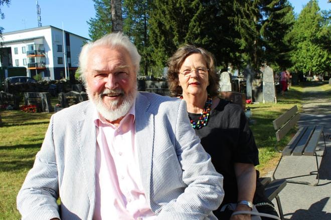 Jaakko ja Sirpa Ryhänen viihtyivät Alavuden kirkon puistossa Toivo Kuula -laulukilpailun lauantaisen välierän alkua odotellessa. KUVA: REIJO HEIKKILÄ