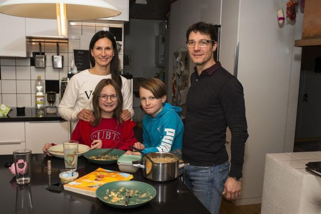 On kello viiden päivällisen aika. Syömässä ovat Peter ja Rea Stricker sekä lapset Minka ja Leo. KUVA: Kimmo Rauatmaa