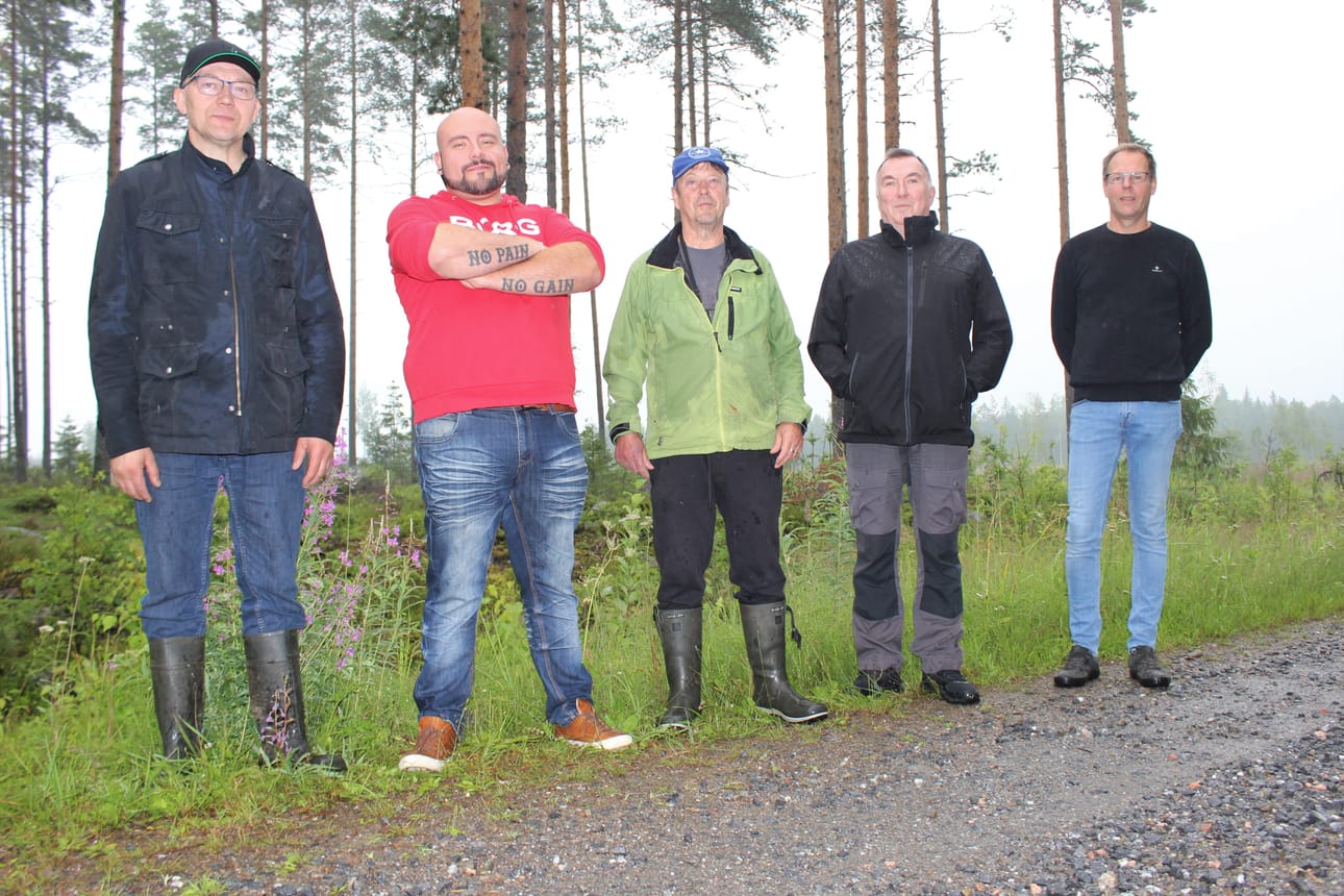 Metsänomistajien työryhmään kuuluvat Matti Rintakomsi Teuvalta, Antton Käkelä Myrkystä, Jorma O. Tarkka Luovankylästä, Tapani Ovaska Teuvalta ja Max Komsi Närpiöstä. Janne Niemi Teuvalta ei ollut paikalla.