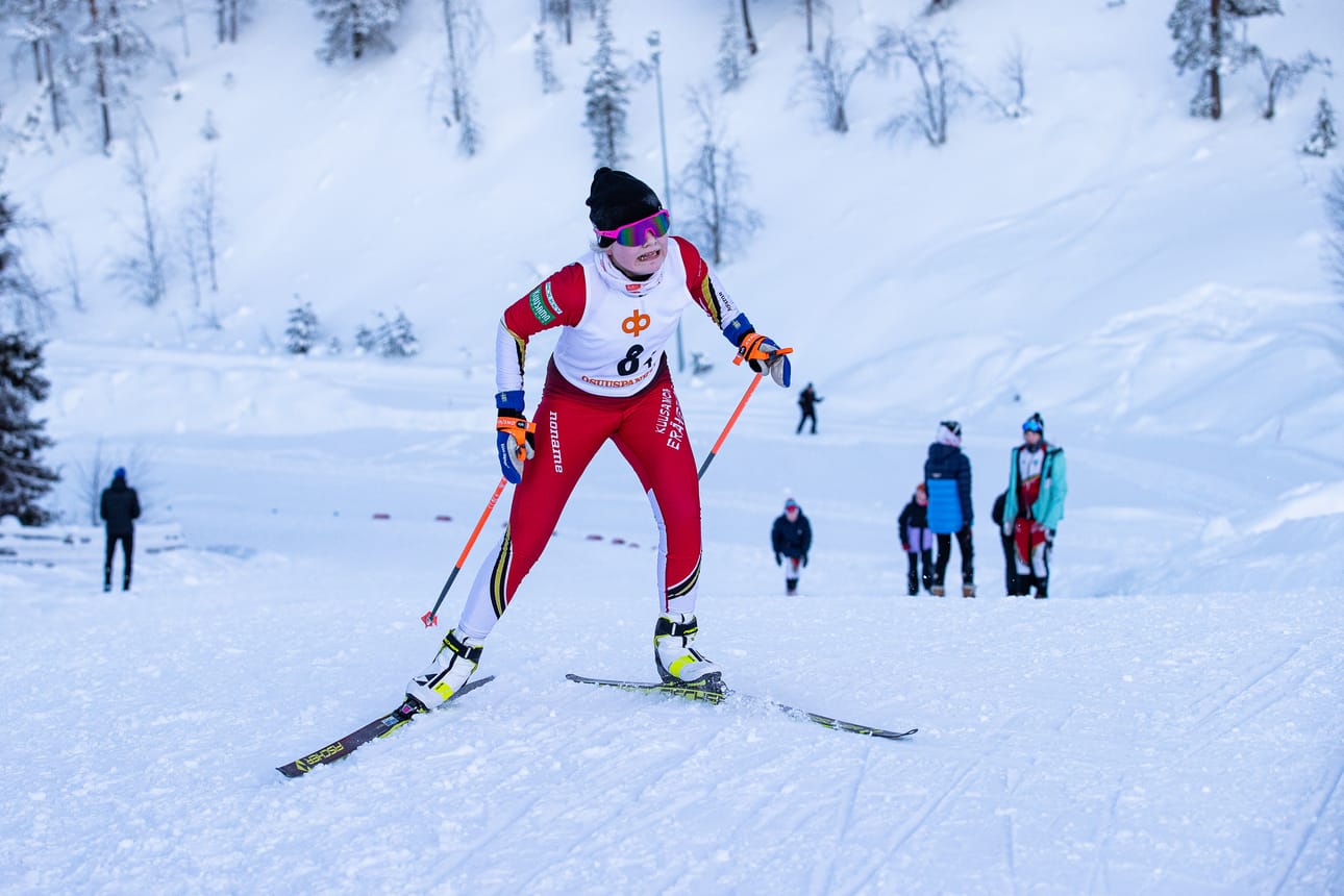Kuusamon Erä-Veikkojen Alisa Luukkonen hiihti sunnuntaina Rukalla 14-vuotiaiden tyttöjen piirinmestaruuspronssille perinteisen hiihtotavan 3 kilometrin matkalla. Kuvassa Luukkonen vie kuusamolaisten neljättä osuutta lauantaina Rukalla hiihdetyssä maakuntaviestissä.