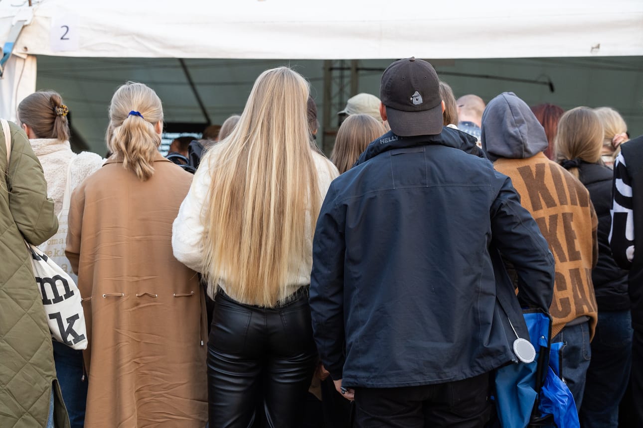 Nuorisoa teltan ovella kuuntelemassa keskustelua puheen jälkeen.