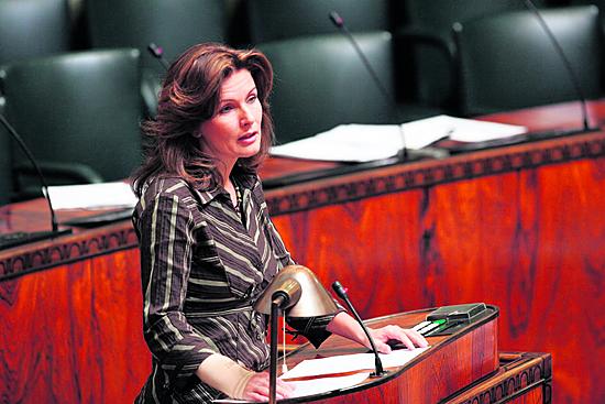 <b>Susien puolesta.</b> Kulttuuri-<br>ministeri Tanja Karpela ei arastele ottaa osaa susikeskusteluun.
