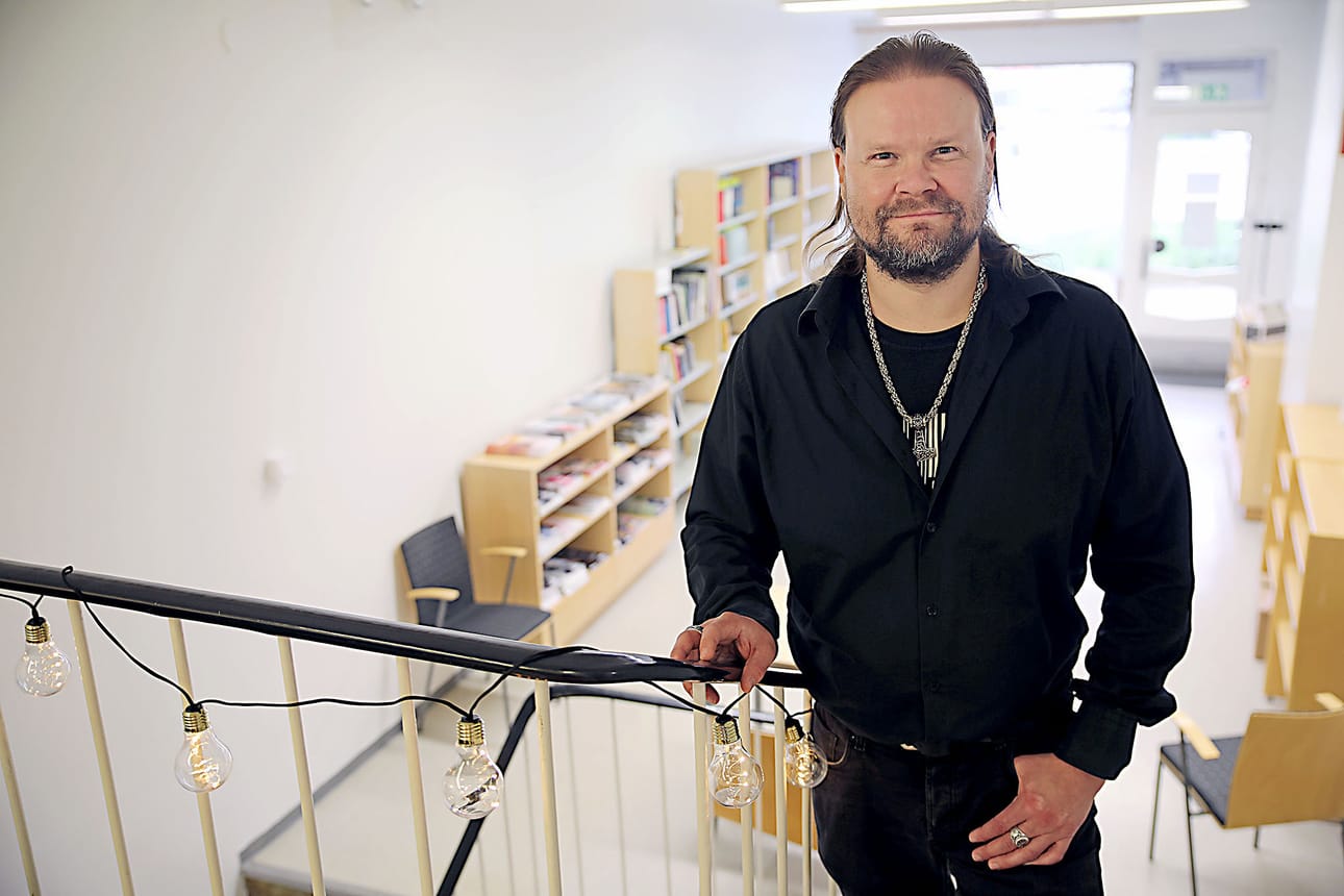 Oulun kirjallisuuden talolla on nyt hyvät tilat aivan Oulun ydinkeskustassa. Oulun kirjailijaseuran toiminnanjohtaja Tuomo Heikkinen kertoo, että ajatuksena on saada tiloihin kirjakauppa. Kirjamyyntiä on olemassa jo nyt.