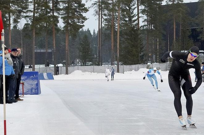 Yhteispisteissä johdossa avauspäivän jälkeen oleva Tommi Pulli (oik) löi parinsa Juho-Jaakko Yli-Ilkan 500 metrillä. Kisoja seurasi jään reunalla olympiavalintaansa jännittävä Elina Risku (vas). KUVAT: HEIKKI HAKANEN