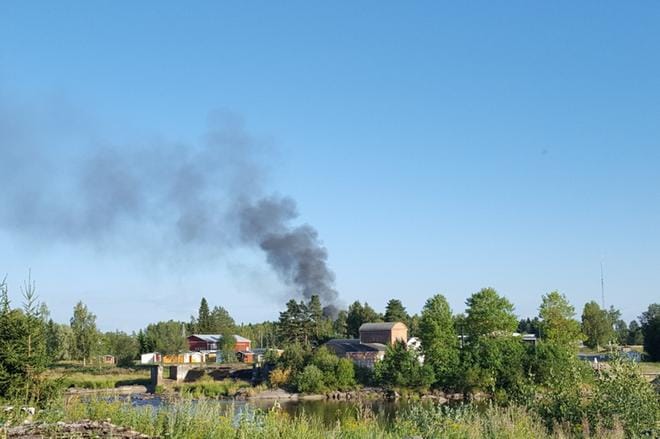 Ylistarossa palanut ulkorakennus savusi kauas. LUKIJAN KUVA: MIKA VARTIAINEN