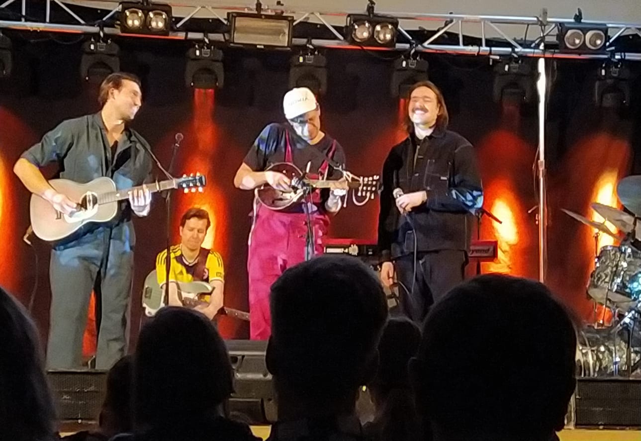 Haapavetislähtöinen Okko Saastamoinen on monipuolinen soittaja. Arppa-yhtyeen rumpalin käsissä soi myös mandoliini. Kuva hiljattain pidetyiltä Oulaisten Musiikkiviikoilta, jossa Arppa esiintyi.
