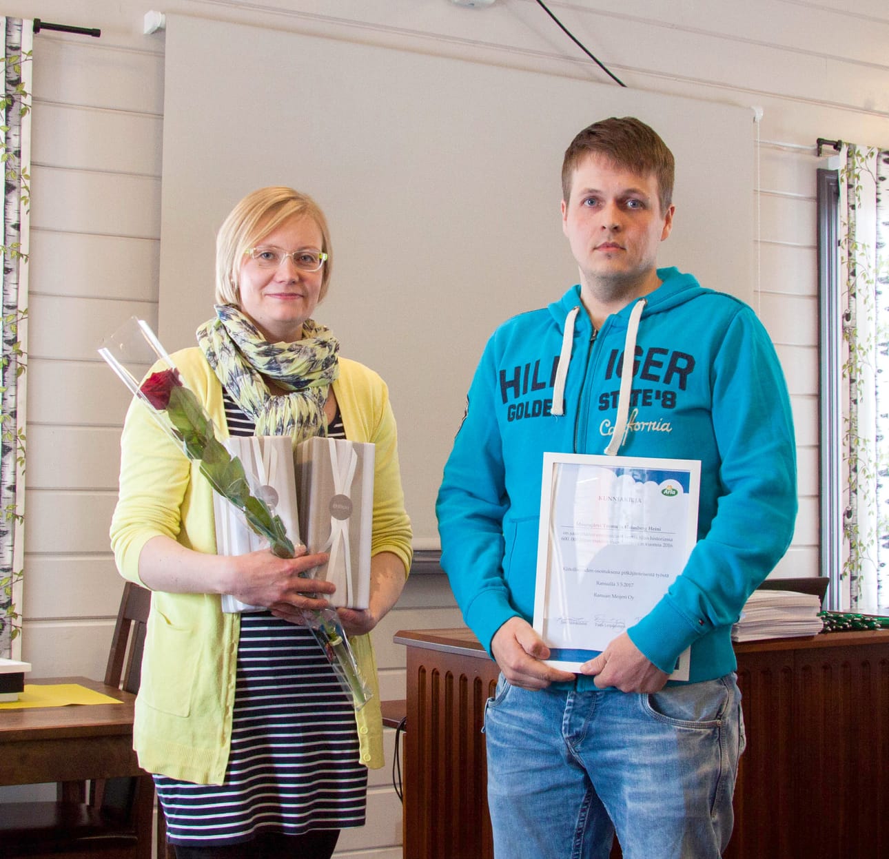 Ranuan meijerin maitopäivässä palkittiin tuottajia. Palkinnon saivat myös Posiolla maitotilaa pyörittävät maatalousyrittäjät Teemu Mourujärvi ja Heini Holmberg.