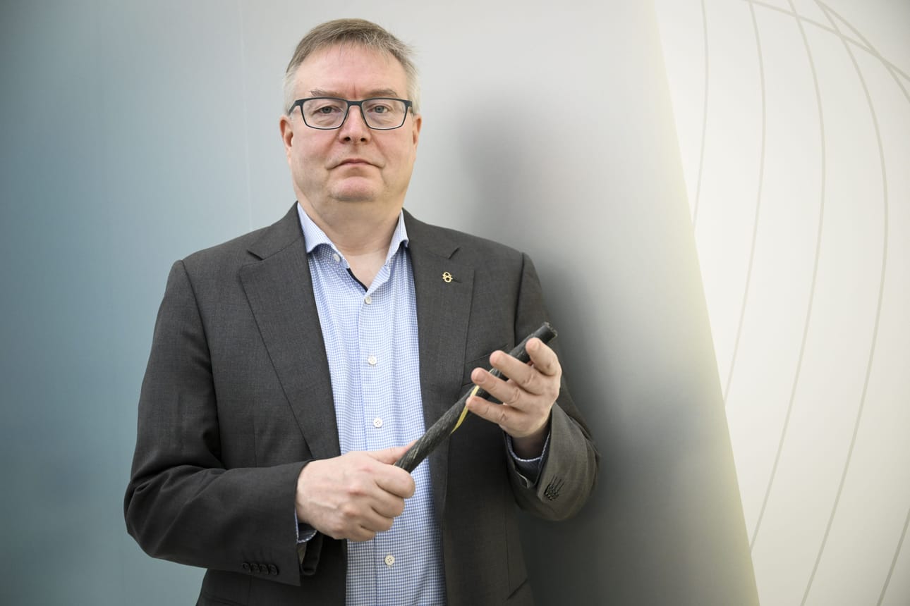 Elisan turvallisuusjohtaja Jaakko Wallenius kertoi muun muassa infratietojen suojaamisesta keskiviikon tiedotustilaisuudessa. Kuvassa Walleniuksella on käsissään pätkä samanlaista merikaapelia, jota vaurioitui Suomenlahdella joulun tienoilla. LEHTIKUVA / Emmi Korhonen