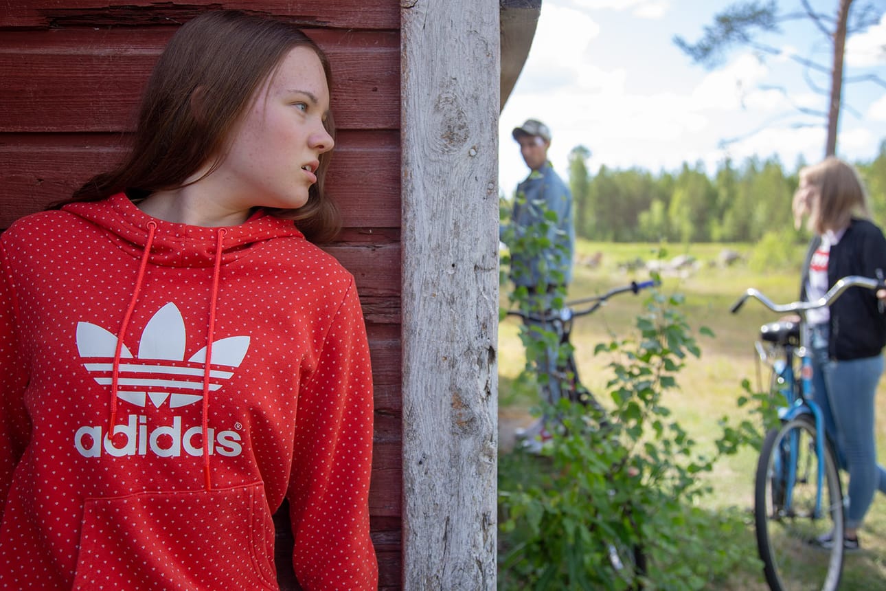 Elisa Viihteen alkuperäissarja Kaikki synnit on elokuvaohjaaja Mika Ronkaisen ja käsikirjoittaja Merja Aakon luoma suomalainen rikosdraamasarja. Kuvassa Saimi Räty. Teleoperaattori Elisan mukaan alkuperäissarjat ovat hyvä liiketoimintamalli.