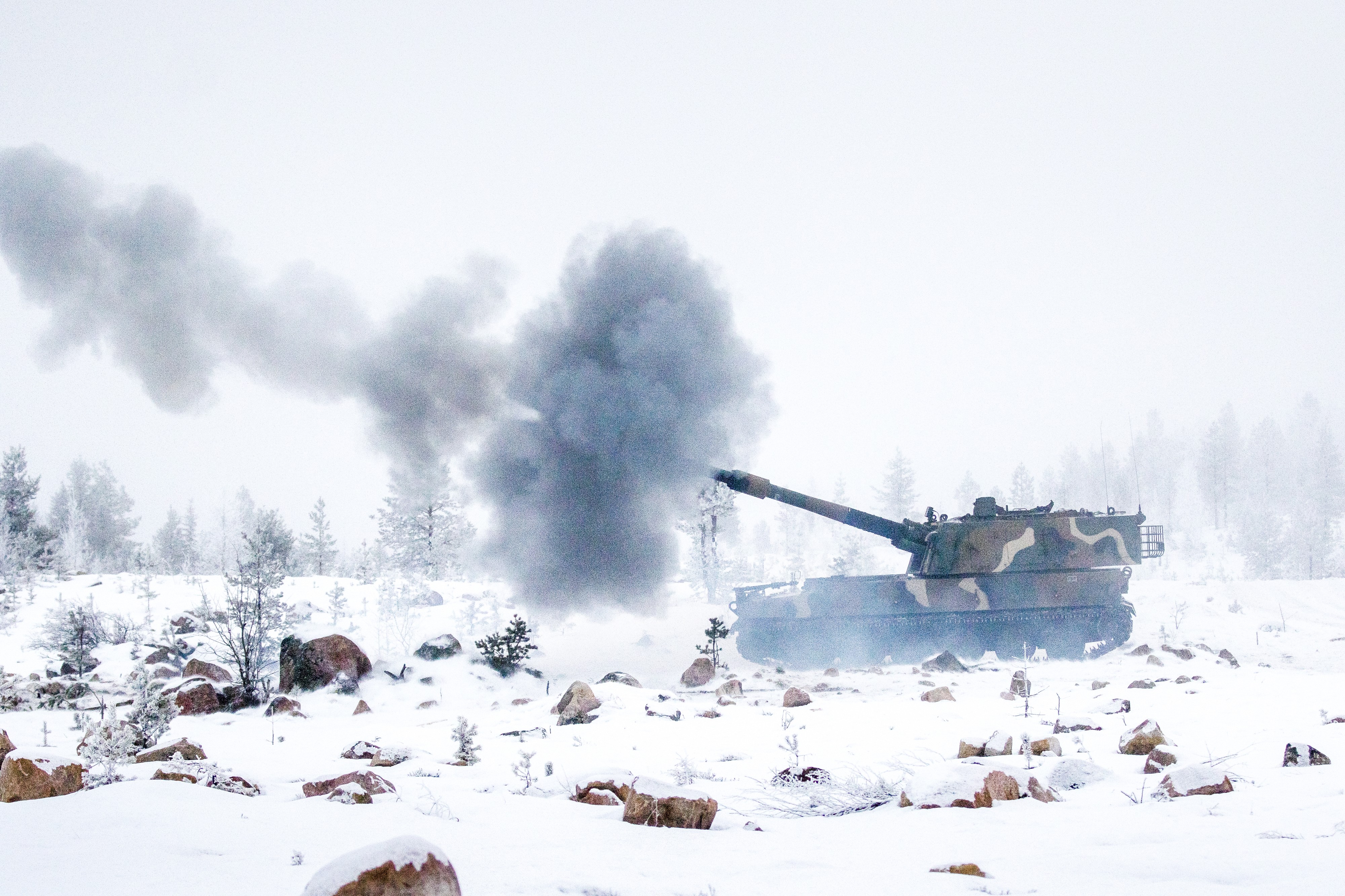 K9-panssarikanuuna puhuu maavoimien vaikuttamisharjoituksessa Rovajärven ampuma-alueella. Ruotsin puolustusministeri Peter Hultqvist ja Suomen puolustusministeri Jussi Niinistö seurasivat yhdessä tätäkin harjoitusta.