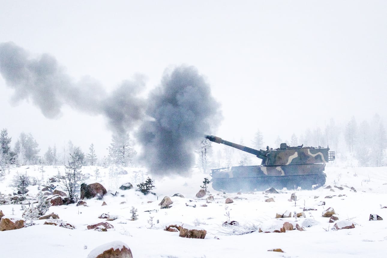 K9-panssarikanuuna puhuu maavoimien vaikuttamisharjoituksessa Rovajärven ampuma-alueella. Ruotsin puolustusministeri Peter Hultqvist ja Suomen puolustusministeri Jussi Niinistö seurasivat yhdessä tätäkin harjoitusta.