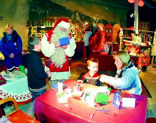 Vaikeuksista voittoon . Santaparkin alkuajan hulina on vaihtunut leppoisampiin askareisiin. Karusellin sijasta lasten haasteena on nyt tonttukoulu, jonka läpäistäkseen täytyy muun muassa heittää suopunkia ja valmistaa joulukoristeita.