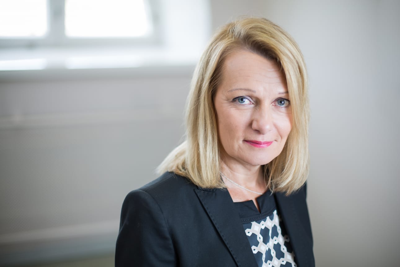 Eurooppa- ja ulkomaankauppaministeri Lenita Toivakka pyytää anteeksi puheitaan eduskunnan täysistunnossa.