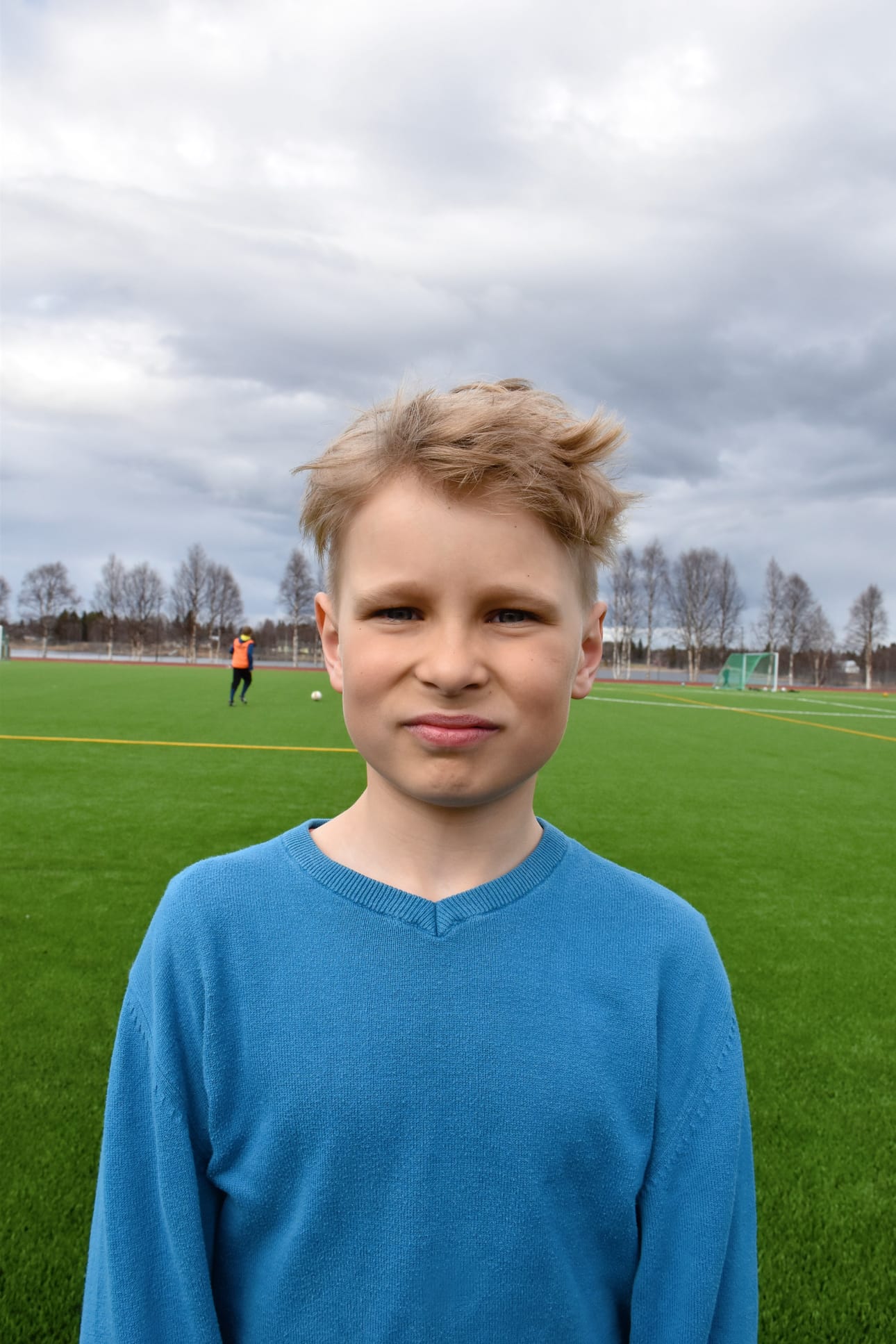 1) 5 vuotta. Hippoliigassa aloitin. 2) Pelaan puolustajana. Ei ole meidän joukkueessa muita, jotka olisivat kovin hyviä siinä. 3) Suosikkijoukkue on Manchester United ja suosikkipelaaja Paul Pogba. Hermanni Kangas, 11 v.